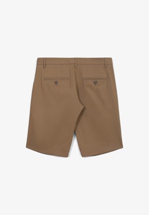 Braune Shorts aus glattem Stoff. Verfügen über zwei hintere Taschen mit Knöpfen und ein sauberes, maßgeschneidertes Design. Keine sichtbaren Muster.