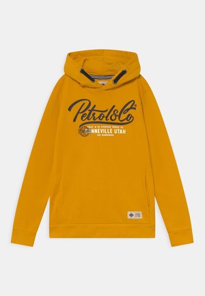 Sennepsgul hættetrøje med lommer foran, sorte snørebånd og teksten "Petrol & Co. Bonneville Utah" i sort og hvid på brystet.
