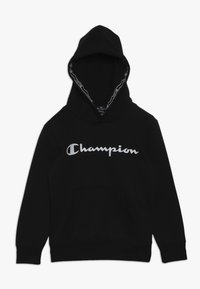 Sudadera con capucha negra de tejido suave, con un bolsillo frontal y un logo blanco de "Champion" en el pecho. Capucha forrada con detalles de patrón.