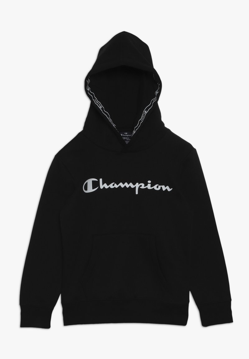 Sudadera con capucha negra de tejido suave, con un bolsillo frontal y un logo blanco de "Champion" en el pecho. Capucha forrada con detalles de patrón.