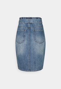 Denimkjol i ljusblått, med en fransad midja, två bakfickor och en åtsittande passform. Tyget har en utvattnad tvättstruktur.