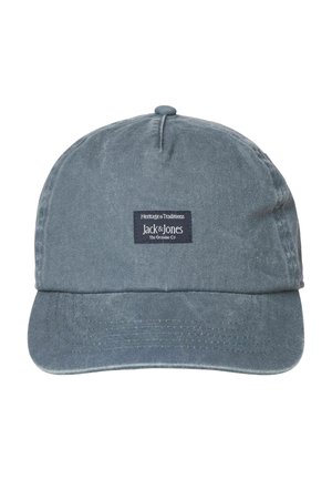 Casquette de baseball en denim bleu avec une étiquette noire indiquant "Heritage & Traditions Jack & Jones The Genuine Co" au centre devant.