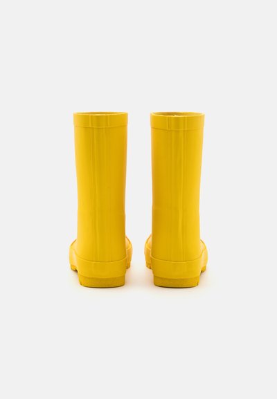 Keltaiset kumiset sadekenkäset, joissa on sileä pinta, keskivartalon korkeus ja tekstuuripohjat. Ominaisuudet suorat reunat ja saumatonta muotoilua.