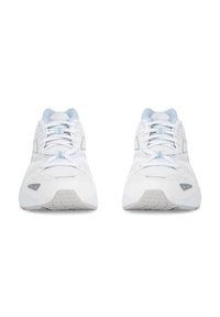 Balti sportiniai batai su šviesiai mėlynais akcentais. Tinklinė viršutinė dalis, su raištelių uždarymu, tekstūruota padas. Išorėje ir ant kulno yra pilkų detalių.