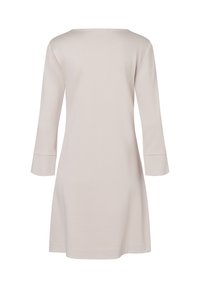 Beige Kleid mit langen Ärmeln und Bootsausschnitt, tailliert an den Oberarmen und am Saum leicht ausgestellt.