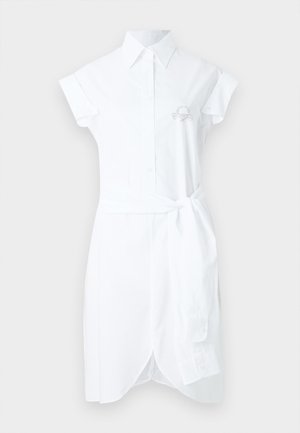 Robe chemise blanche en coton avec col, manches courtes et taille à nouer. Comprend une fermeture à boutons et un détail brodé sur la poitrine.