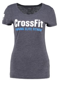 Tmavě šedé tričko s krátkým rukávem vyrobené z měkké látky, s nápisem "CrossFit" bílou barvou a "FORGING ELITE FITNESS" modrou barvou přes hruď.