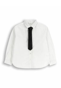 Biała, długosleeve koszula zapinana na guziki z ostrym kołnierzykiem i czarnym krawatem, leżąca na białym tle.