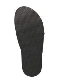 Zwarte rubberen sandaal met een voetbed dat een gestructureerd oppervlak heeft, een contourvorm en open zijkanten. Heeft een gladde hak en een platte, flexibele zool.