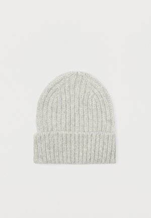 Gorro de malha cinza com textura canelada e borda dobrada. Feito de material macio, apresentando um ajuste justo e um design simples.