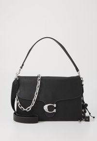 Borsa a tracolla in pelle nera con un design rettangolare elegante, dotata di accessori in argento e una catena spessa. Decorata con dettagli in rilievo.
