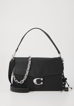 Borsa a tracolla in pelle nera con un design rettangolare elegante, dotata di accessori in argento e una catena spessa. Decorata con dettagli in rilievo.