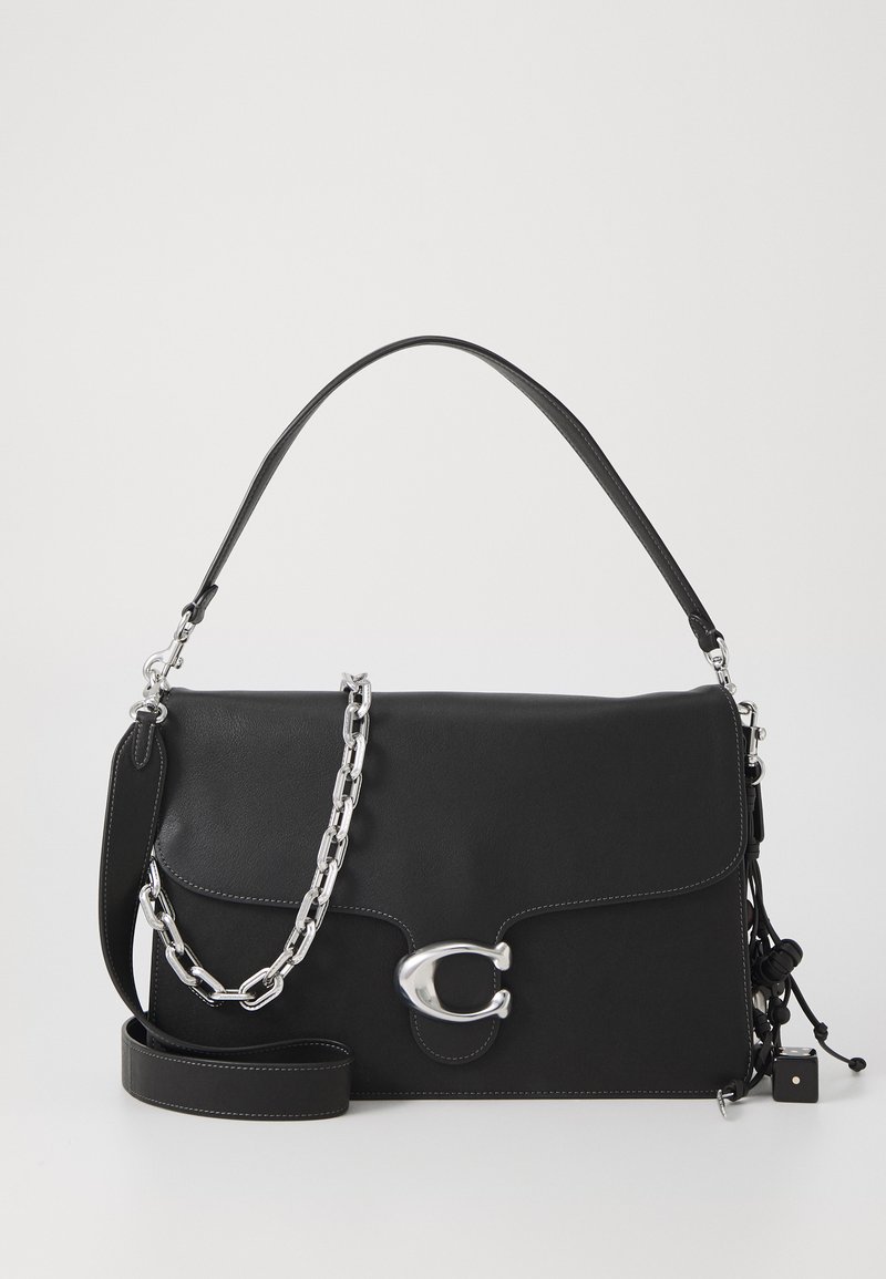Borsa a tracolla in pelle nera con un design rettangolare elegante, dotata di accessori in argento e una catena spessa. Decorata con dettagli in rilievo.