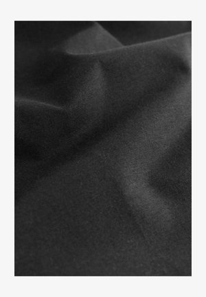 Un material textil negru cu o textură netedă, având drapaje moi și o ușoară strălucire, care prezintă cute și pliuri subtile.