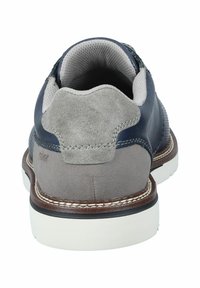 Scarpe da uomo con tomaia in pelle blu navy e dettagli in suede grigio, design testurizzato e suola in gomma bianca con cuciture marroni.