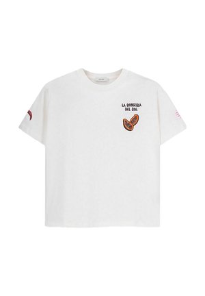White cotton t-shirt, short sleeves, featuring "LA SONRISA DEL SOL" text and two orange sliced fruit embroideries on the chest and sleeve.