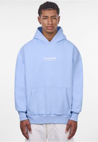 Helle blaue Kapuzenjacke aus weichem Stoff. Mit einer Fronttasche, gerippten Bündchen und dem Logo "Dropsize Limited Collection" in Weiß.