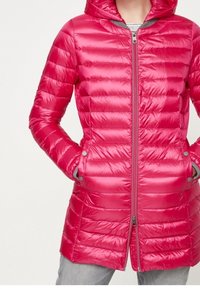 Roze pufferjack met een ritssluiting aan de voorkant, capuchon en doorgestikt design. Heeft grijze accenten en zijzakken, gemaakt van glanzend, lichtgewicht materiaal.