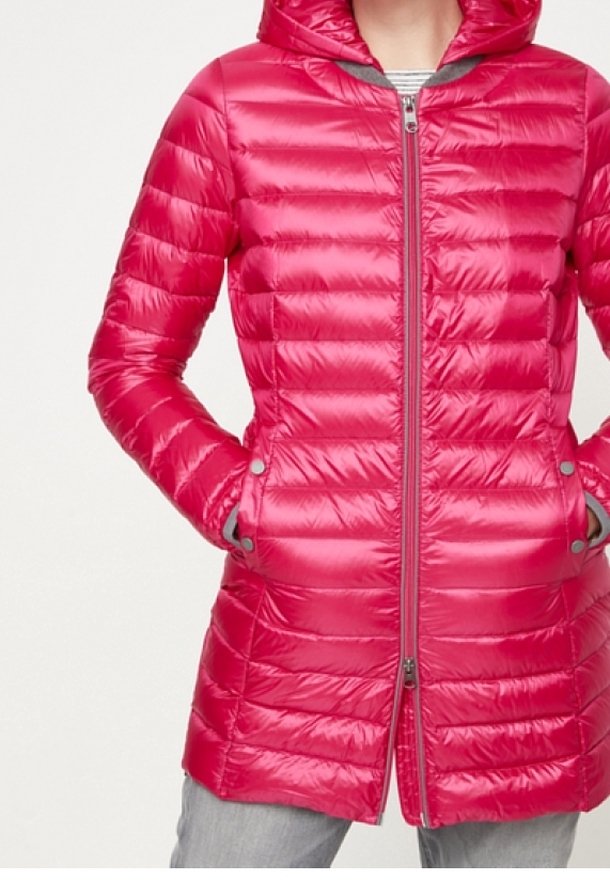 Roze pufferjack met een ritssluiting aan de voorkant, capuchon en doorgestikt design. Heeft grijze accenten en zijzakken, gemaakt van glanzend, lichtgewicht materiaal.