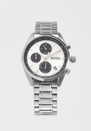 Silberne Armbanduhr aus Edelstahl mit weißem Zifferblatt, drei schwarzen Hilfszifferblättern, Datumsfenster, Tachymeter-Lünette und BOSS-Logo auf dem Zifferblatt.