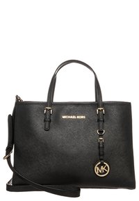 Borsa Michael Kors nera con una forma strutturata, superficie testurizzata, dettagli in hardware dorato, logo e doppi manici. Include una tracolla removibile.