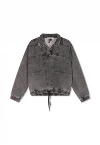 Giacca in denim grigia con design a pullover, chiusura con zip a metà, orlo elasticizzato e cordoncino. Presenta cuciture a contrasto e maniche lunghe.