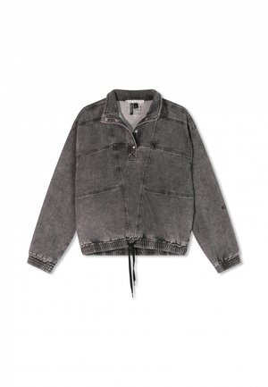 Giacca in denim grigia con design a pullover, chiusura con zip a metà, orlo elasticizzato e cordoncino. Presenta cuciture a contrasto e maniche lunghe.