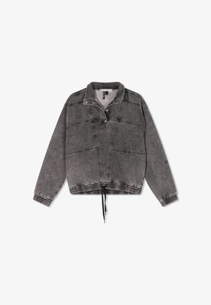 Grijze denimjack met een pullover ontwerp, half-zip sluiting, elastische zoom en trekkoord. Beschikt over contrasterende naden en lange mouwen.