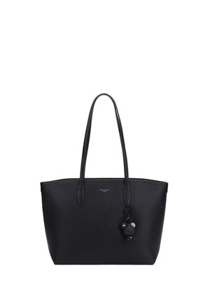 Sac fourre-tout en cuir noir avec de longues poignées et un petit charm en forme d'ours suspendu à une poignée, fond blanc uni.