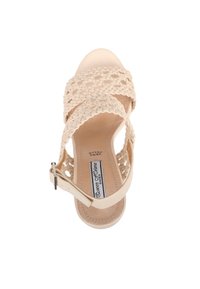 Sandali intrecciati beige con tomaia in tessuto intrecciato e soletta in pelle liscia. Cinturino regolabile con fibbia sul lato. Design con punta aperta.