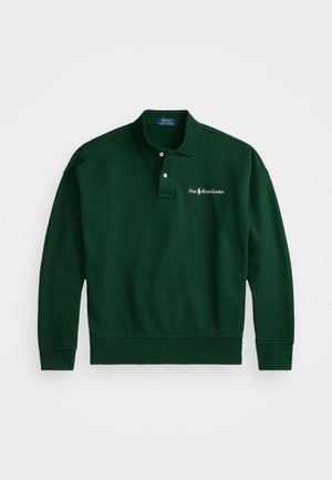 Tamnozelena polo dukserica s dugim rukavima, s dva dugmeta na ovratniku, rebrastim manžetama i donjim rubom, koja ima beli izvezeni logotip na grudima.