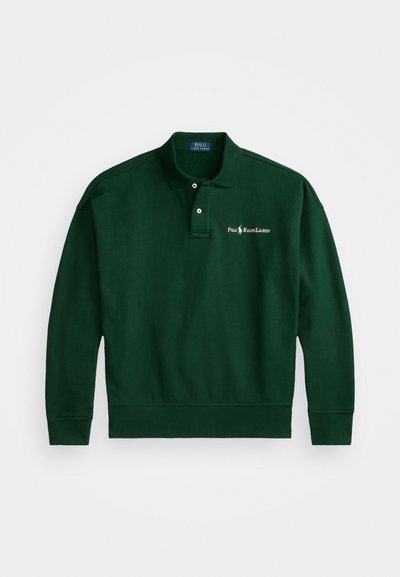 Mørk grønn polotrøye med lange ermer, to knapper ved kragen, ribbestrikkede mansjetter og hem, med en hvit brodert logo på brystet.