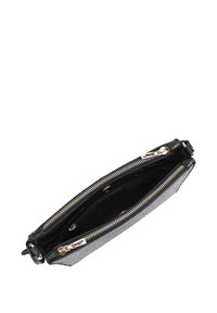 Zwarte leren clutch met een textuur oppervlak, voorzien van dubbele zilveren ritsen en een elegante rechthoekige vorm. Interieur is glad en ruim.