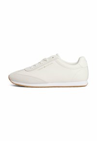 Sneaker bassa bianca di Tommy Hilfiger con dettagli in suede, lacci bianchi e suola in gomma, mostrata in profilo destro.
