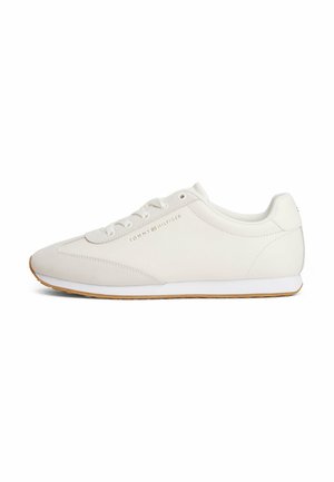 Sneaker bassa bianca di Tommy Hilfiger con dettagli in suede, lacci bianchi e suola in gomma, mostrata in profilo destro.