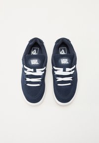 Marineblå Vans sneakers laget av semsket skinn med hvite snørebånd, polstret tunge og logopatch, med en hvit gummisåle med strukturert overflate.