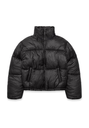 Zkrácená péřová bunda černé barvy, která má vysoký límec, zipové zapínání a prošívaný design s viditelným švem a bočními kapsami.