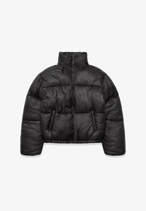 Korte pufferjack in zwart, met een hoge kraag, ritsluiting en een gewatteerd ontwerp met zichtbare stiksels en zijzakken.