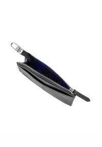 Schwarzes Lederportemonnaie mit silbernem Reißverschluss, Reißverschlusszug und blauer Innenfarbe. Hat eine glatte Oberfläche und eine schlanke, elongated Form.