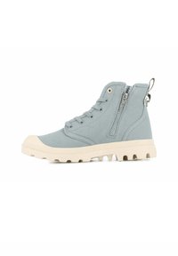Sneaker alto azzurro in tela con suola in gomma, cerniera laterale e dettagli testurizzati sul tallone.