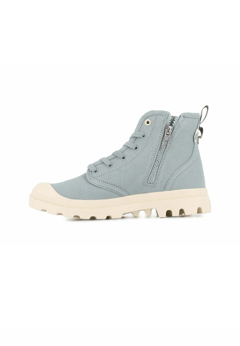 Sneaker alto azzurro in tela con suola in gomma, cerniera laterale e dettagli testurizzati sul tallone.
