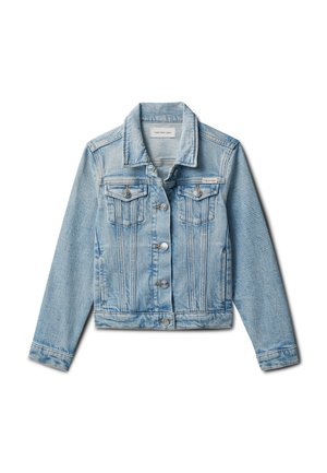 Chaqueta de mezclilla azul claro con cierre de botones, dos bolsillos en el pecho, mangas largas y etiqueta de Calvin Klein en el bolsillo del pecho izquierdo.