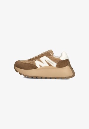 Bruine suède en textiel sneaker met witte accenten, ronde neus, vetersluiting en een chunky beige rubberen zool met een gewatteerd profiel.
