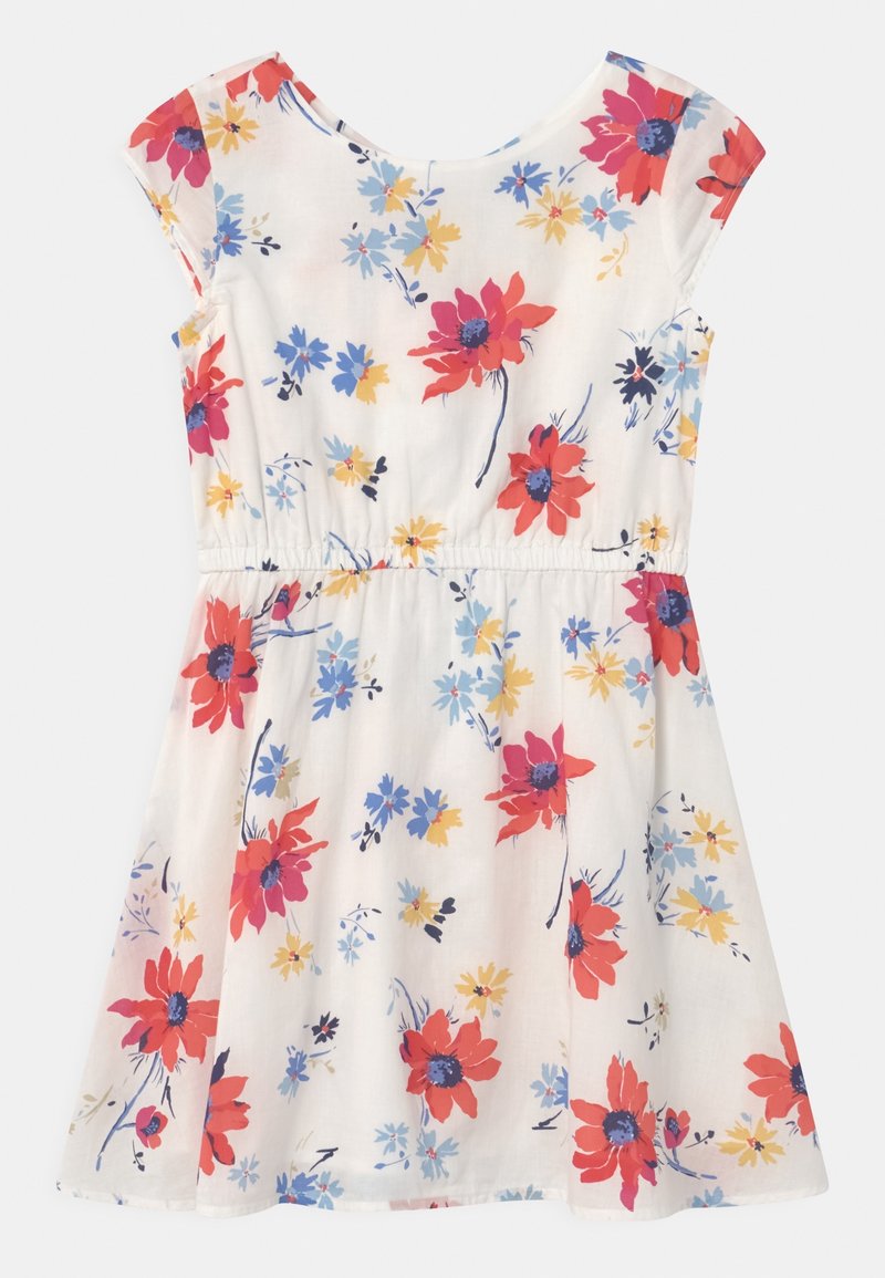 Robe blanche à manches courtes avec une taille froncée, présentant un motif floral de fleurs rouges, bleues et jaunes.