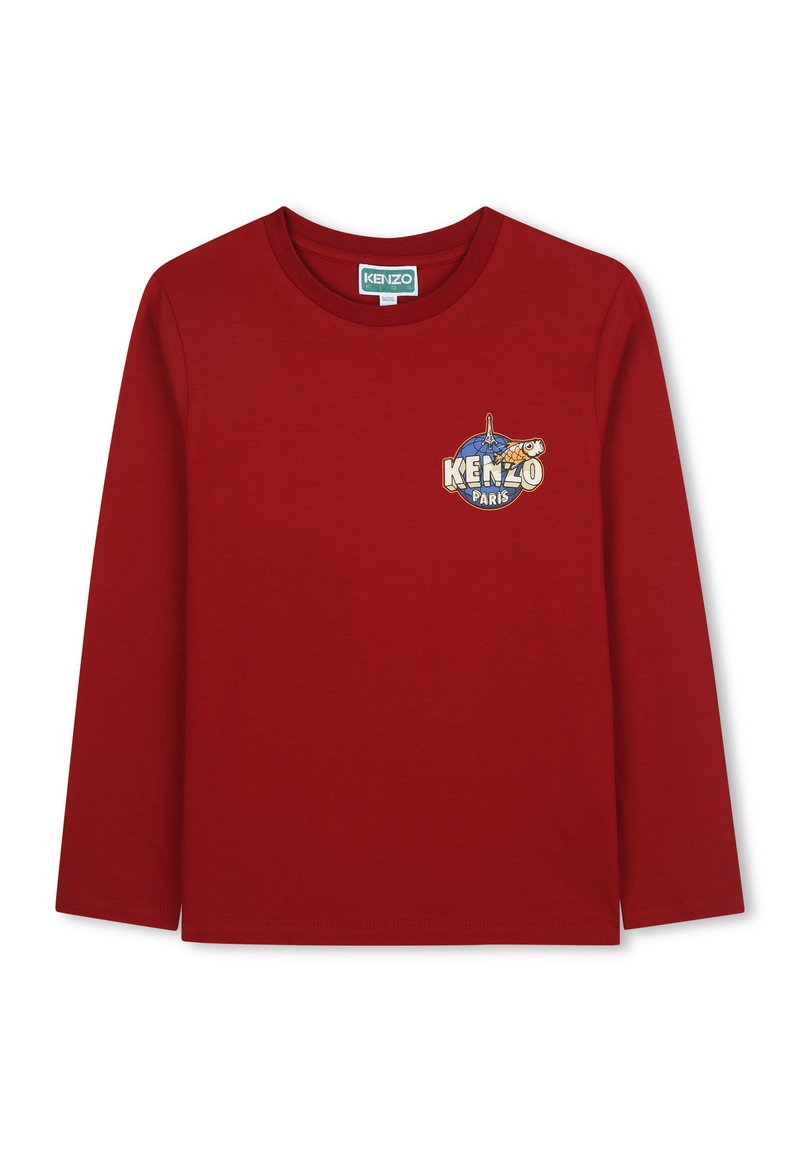 T-shirt rouge à manches longues en coton. Présente un col rond avec un imprimé graphique bleu et jaune, incluant le texte "KENZO" et "Paris".