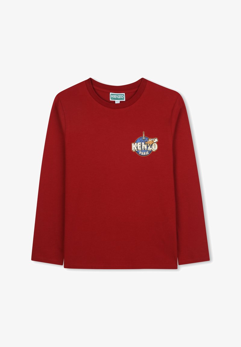 T-shirt rouge à manches longues en coton. Présente un col rond avec un imprimé graphique bleu et jaune, incluant le texte "KENZO" et "Paris".