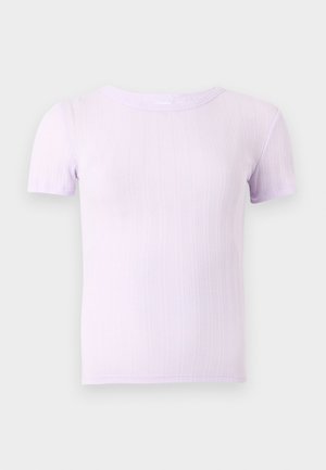 Κοντομάνικο, φούξια ριπ πλεκτό μπλουζάκι με στρογγυλή λαιμόκοψη, σε απλό ανοιχτό γκρι φόντο.