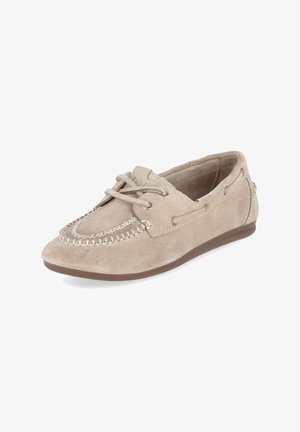 Mocassin en daim beige avec couture mocassin, lacets à l'avant et semelle plate marron, présenté légèrement en angle sur fond blanc.