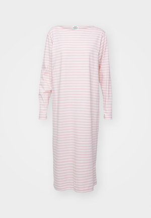 Rochie de noapte din bumbac ușor, cu mâneci lungi, cu dungi orizontale roz și alb, guler tip barcă și lungime până la genunchi.