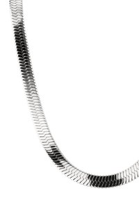 Collana in argento con catena a serpente e anelli esagonali arrotondati, texture liscia e design flessibile, che riflette la luce lungo la sua superficie.